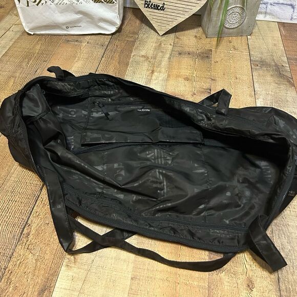 Rare EUC Lululemon XL Yogi Yoga Tote III Discover Manifesto Embossed Black - Picture 9 of 13